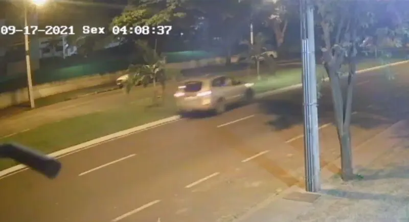 Câmera flagra motorista invadindo pista contrária e batendo em poste em Maringá