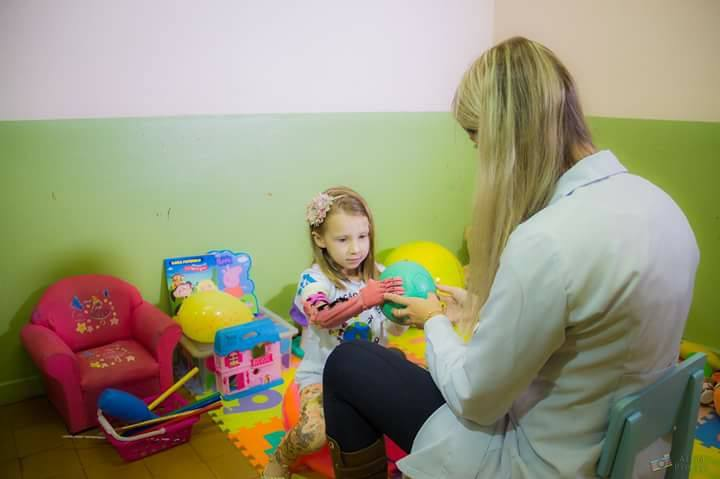Mãe cria associação que confecciona próteses em impressoras 3D