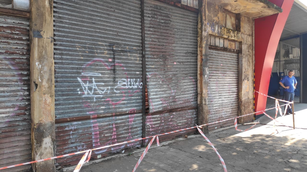 Cobertura de barracão desativado cai sobre carro de coleção