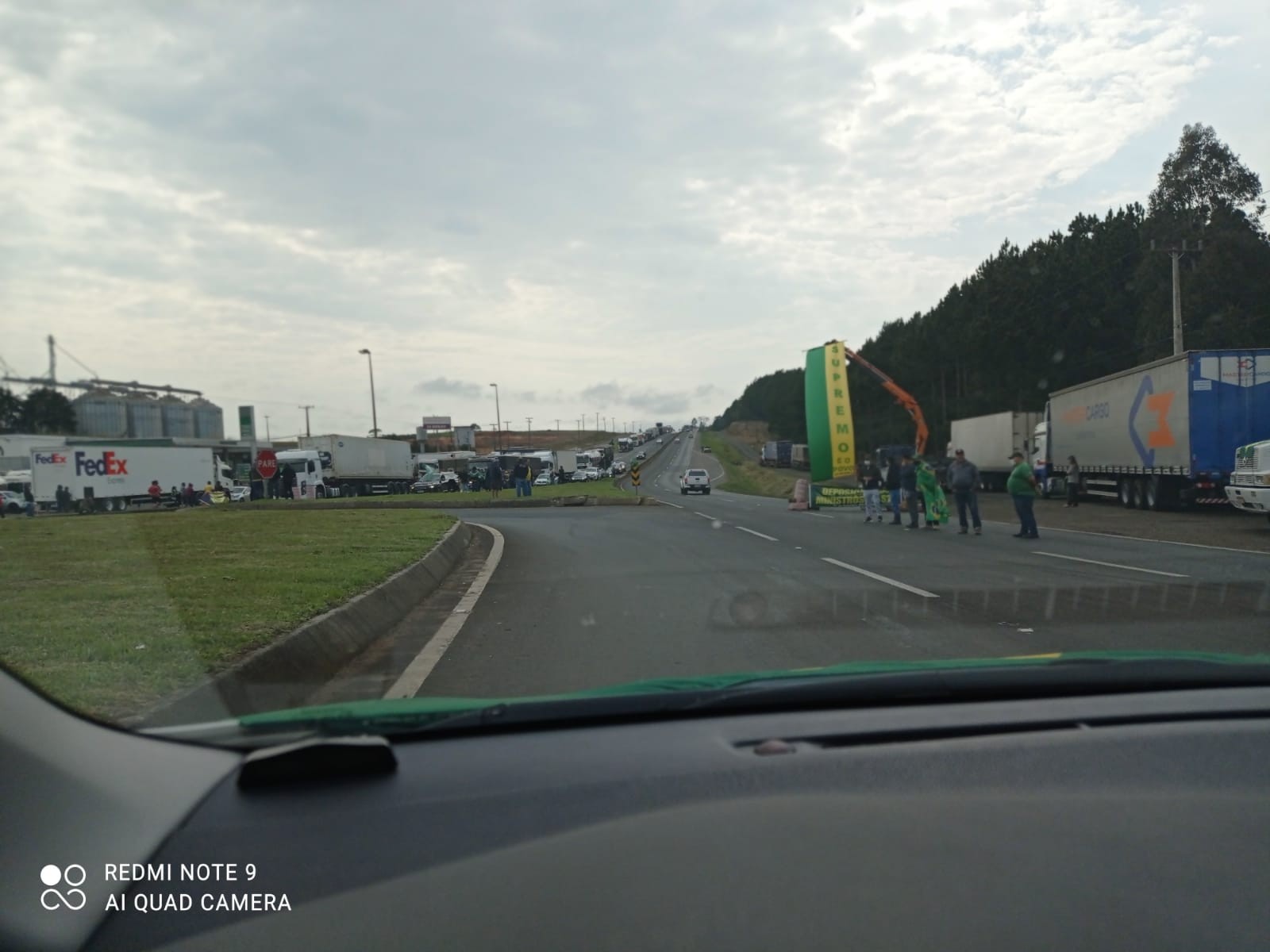 Caminhoneiros realizam bloqueios em diversas rodovias do Estado