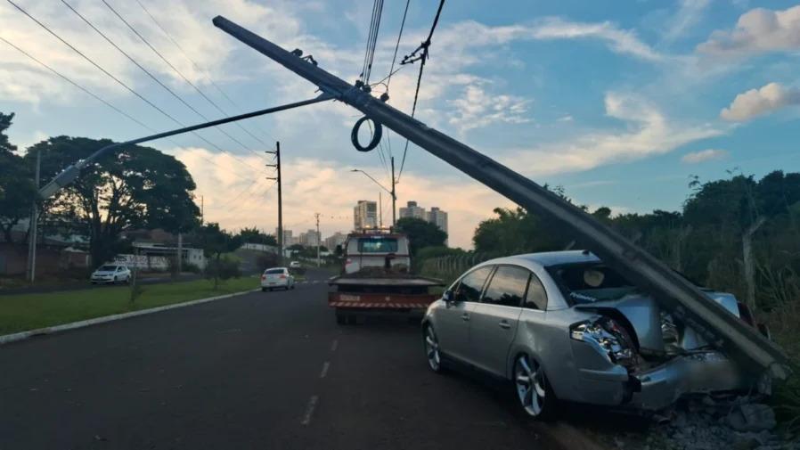 Carro se solta de guincho e atinge poste em cena impressionante em Maringá