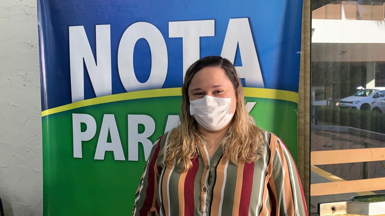 Milionária de Maringá recebe cheque do Nota Paraná