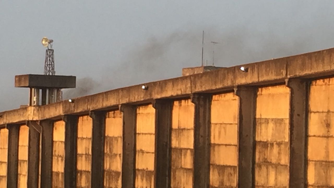 Presos juntaram entulho na galeria e atearam fogo