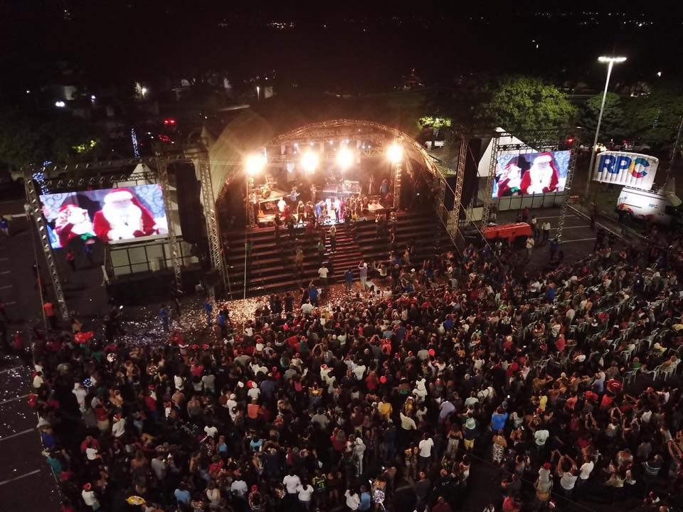 Abertura do Natal reúne milhares em Maringá