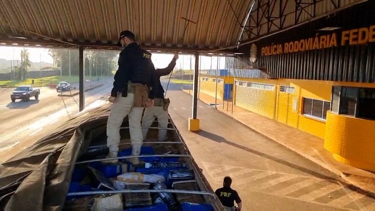 PRF apreende mais de uma tonelada de maconha em Francisco Alves