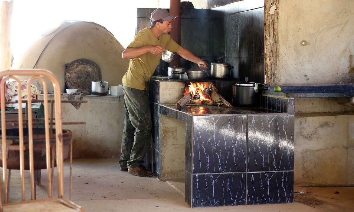 Bombeiros alertam sobre riscos de improvisar um fogão a lenha em casa