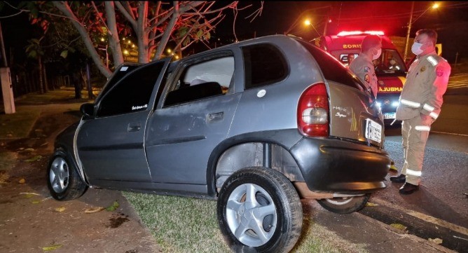 Carro dirigido por adolescente bate contra árvore e 5 pessoas ficam feridas