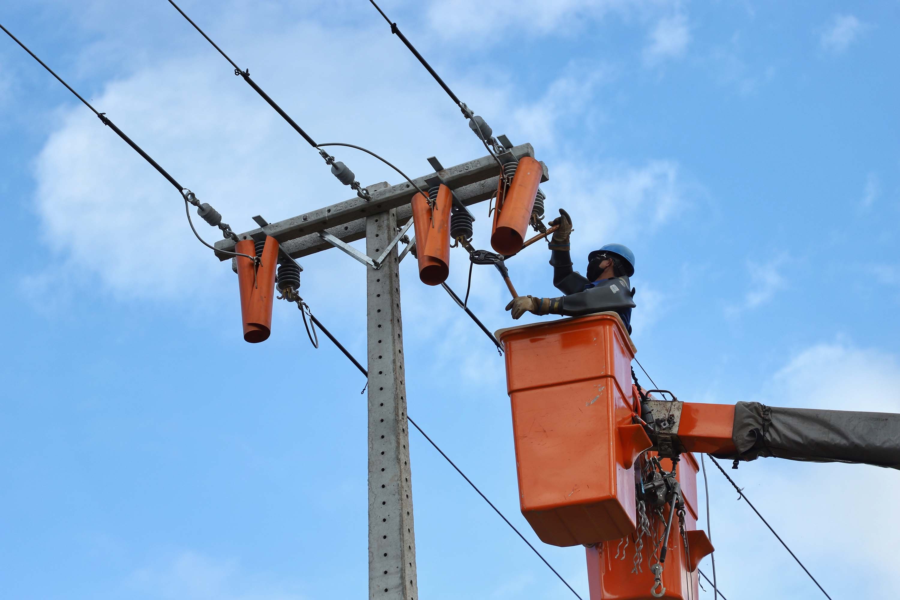 Adolescente morre após receber descarga elétrica durante temporal que atingiu Curitiba