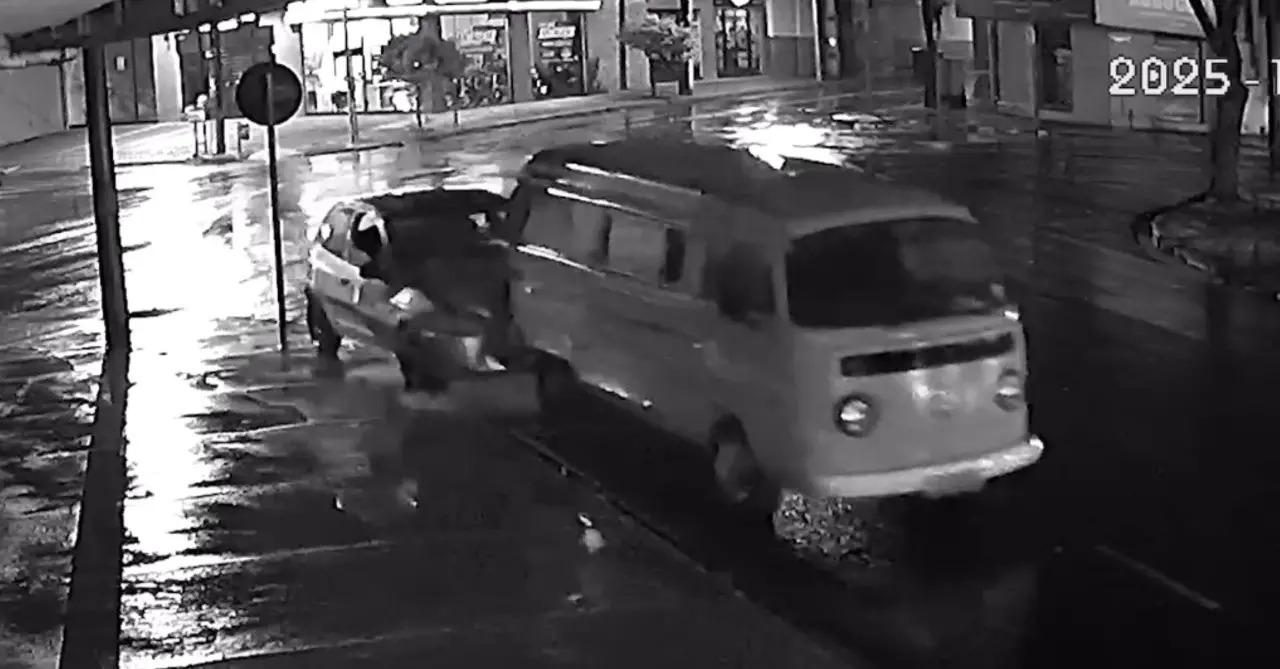 Motorista bate em Kombi estacionada e foge em Sarandi; vídeo
