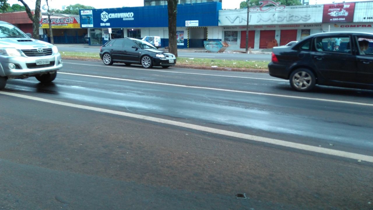 Trânsito lento por causa de óleo na pista  na saída para Campo Mourão
