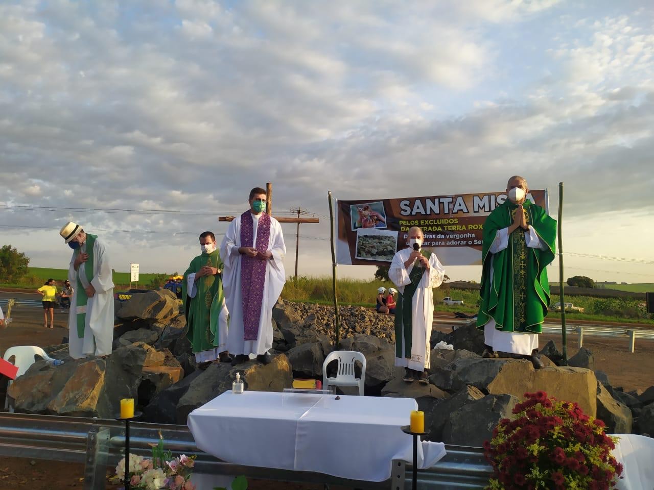 Missa sobre pedras é celebrada em protesto ao fechamento da estrada Terra Roxa
