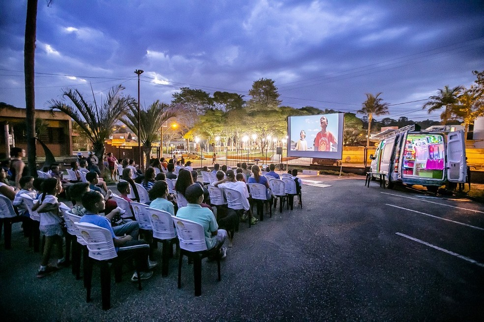 ‘Cinesolar’: projeto exibe filmes em praça pública usando energia solar