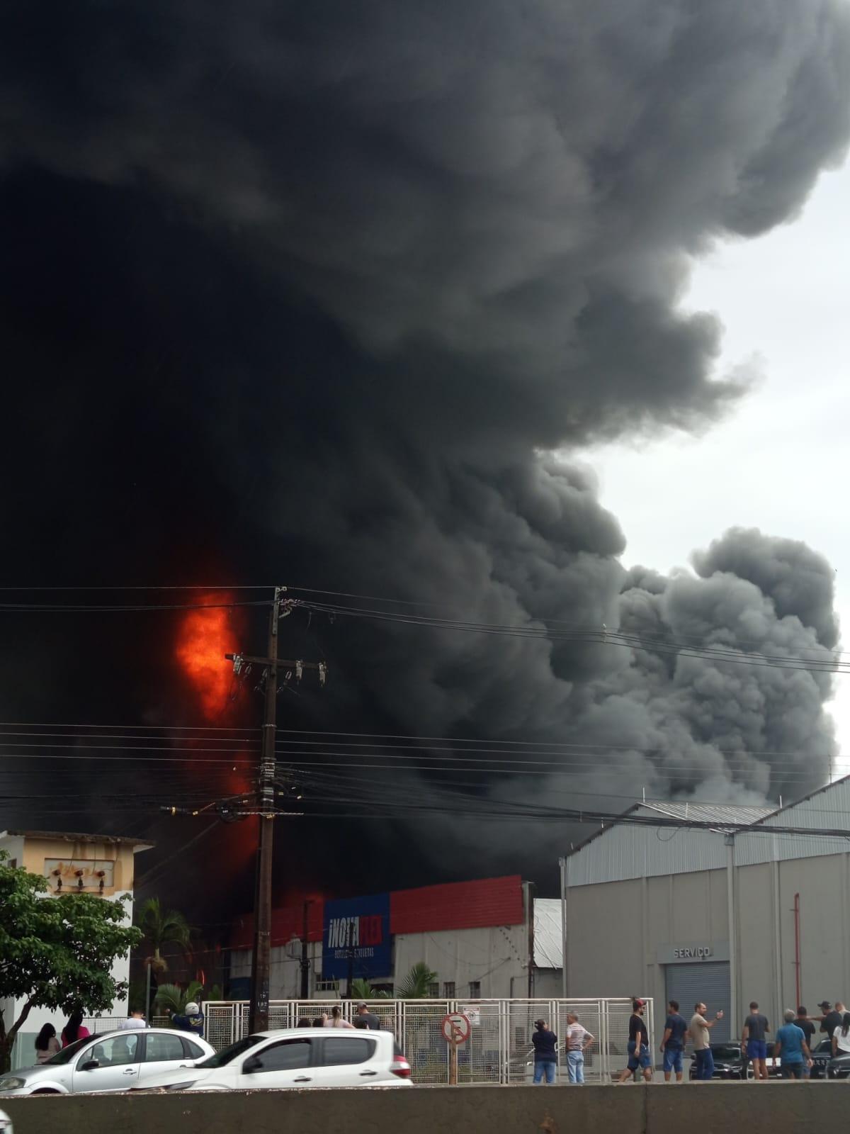 Incêndio atinge distribuidora de peças de caminhão em Maringá