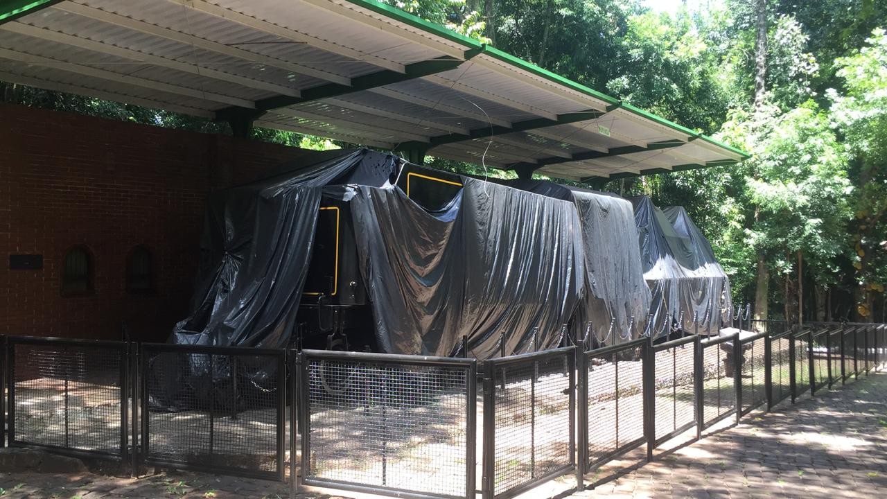 Enquanto não é apresentada, Maria Fumaça segue coberta no Parque do Ingá