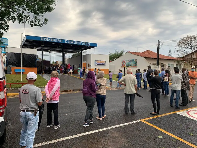 Moradores de Jandaia do Sul fazem fila para retirar lonas após vendaval