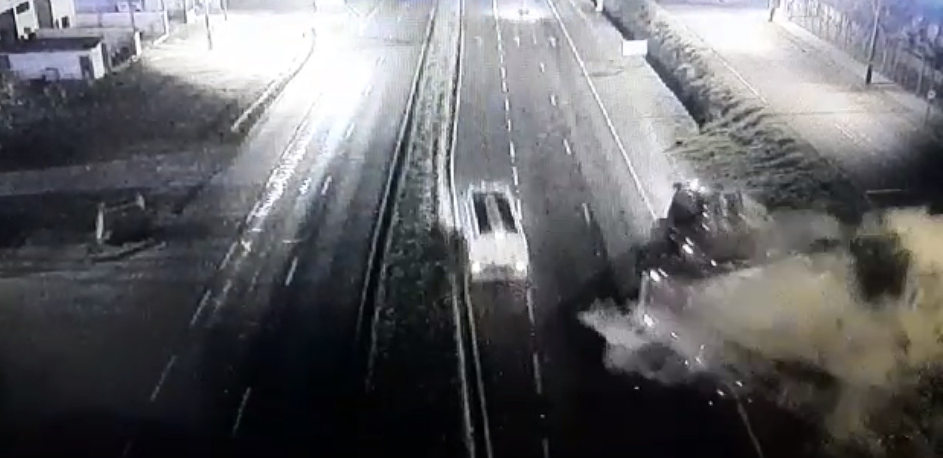 Carreta carregada com soja tomba na BR-376 em Sarandi