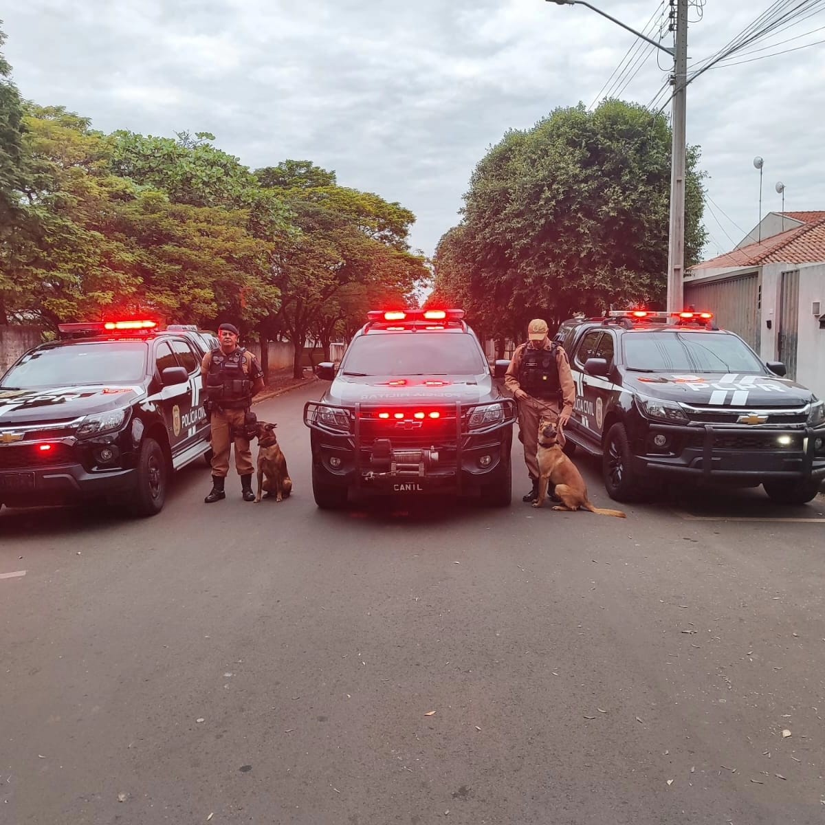 Polícia prende três pessoas e apreende crack e munições