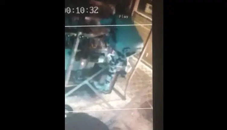 Ladrões jogam carro contra comércio, arrancam grade e levam R$ 30 mil em celulares