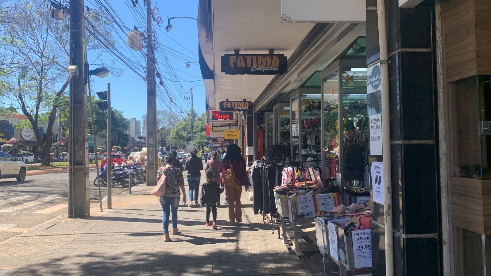 Comércio de Maringá atende até 21h nesta sexta-feira (12)