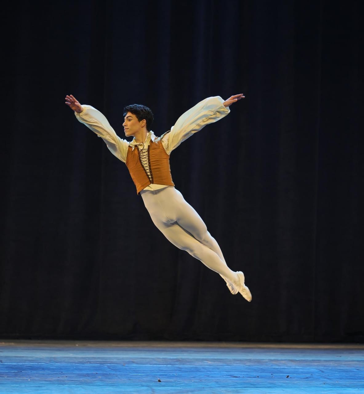 Bailarino ganha bolsa de estudos nos EUA e busca ajuda para realizar sonho