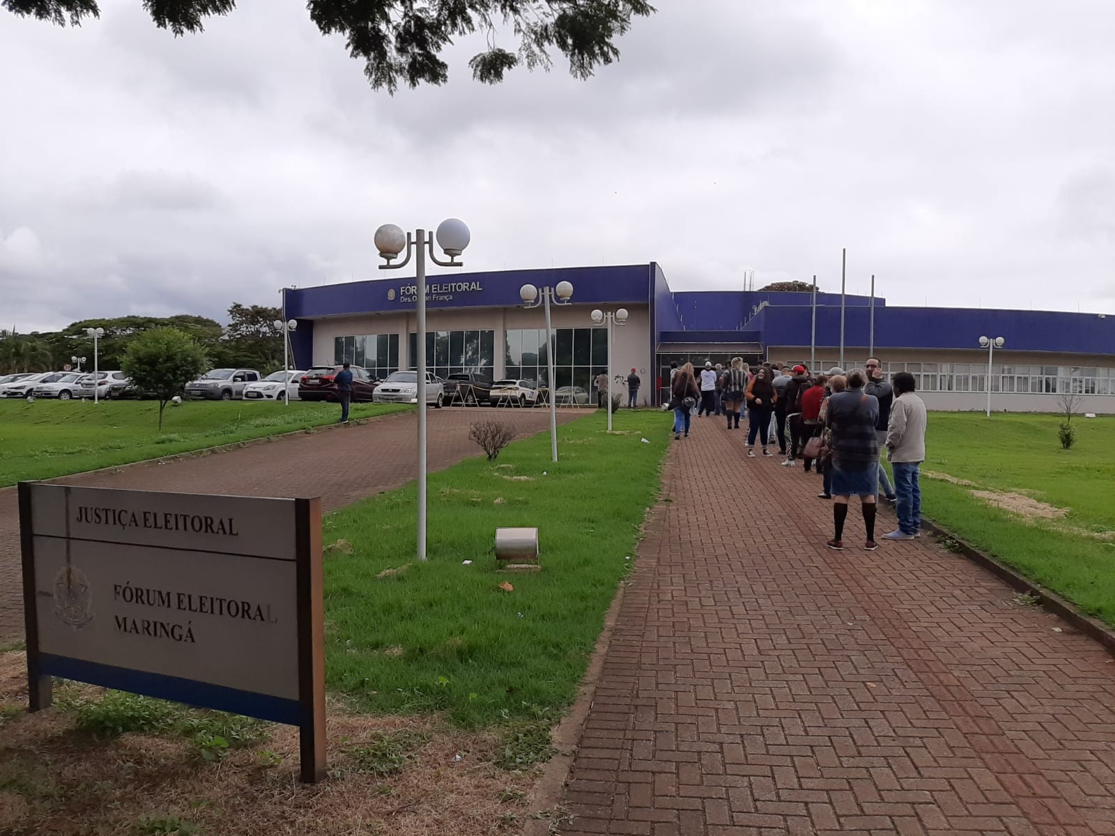 Longa fila marca último dia do prazo para regularização do título de eleitor