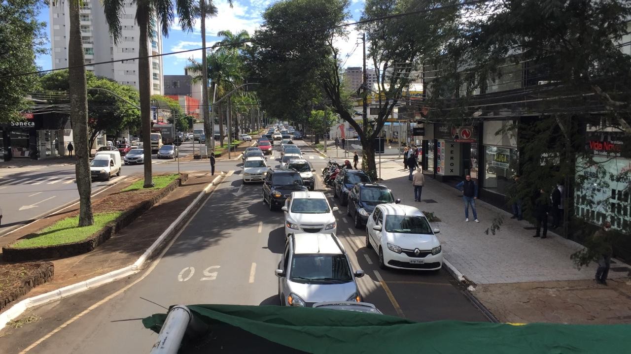 Donos de bares fazem carreata para protestar