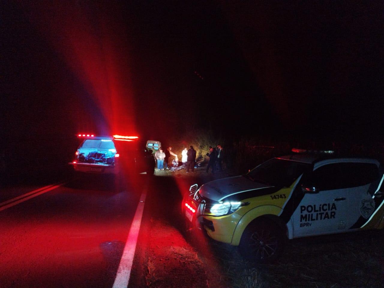 Carro bate em barranco, capota e motorista morre na PR-546