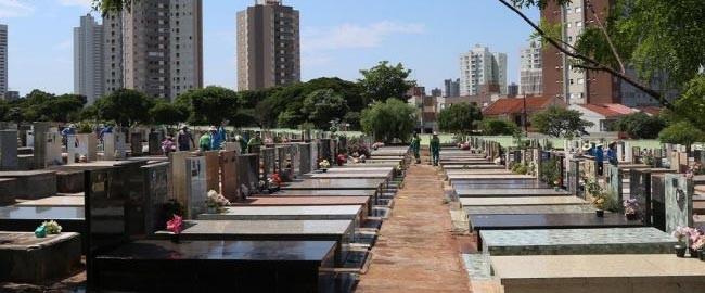 Passeio noturno no cemitério é realizado em Maringá