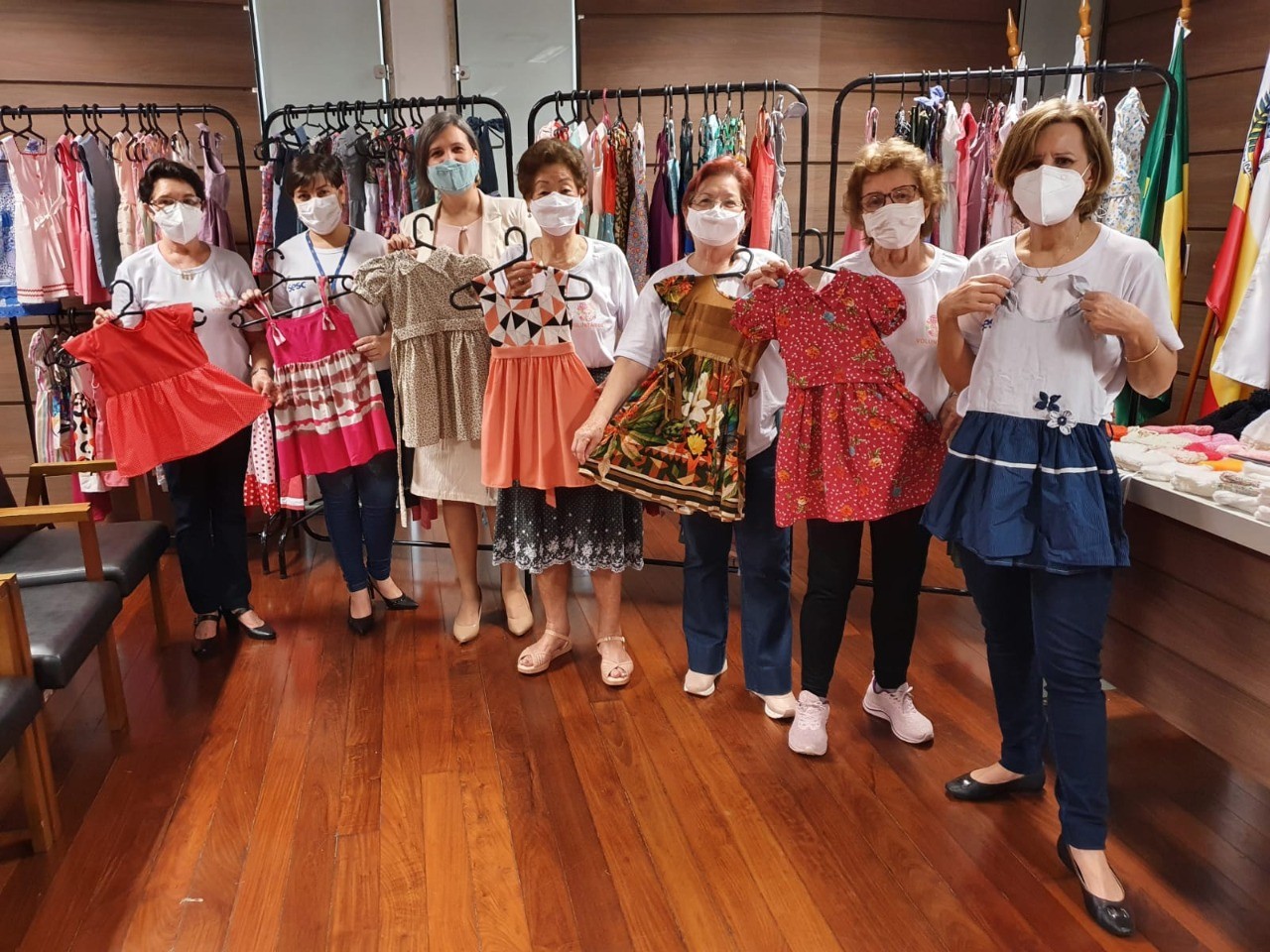 Em dois anos, voluntárias já entregaram mais de 1,5 mil vestidos para entidades assistenciais