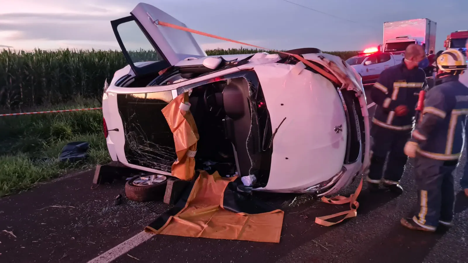 Motorista fica ferida ao capotar carro entre Maringá e Floresta
