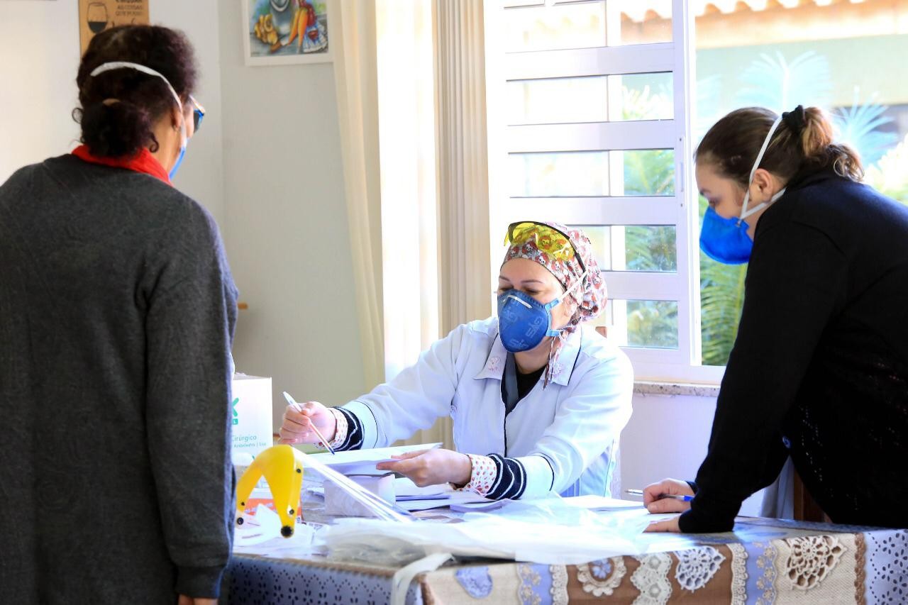 Secretaria de Saúde testa idosos e funcionários de asilo