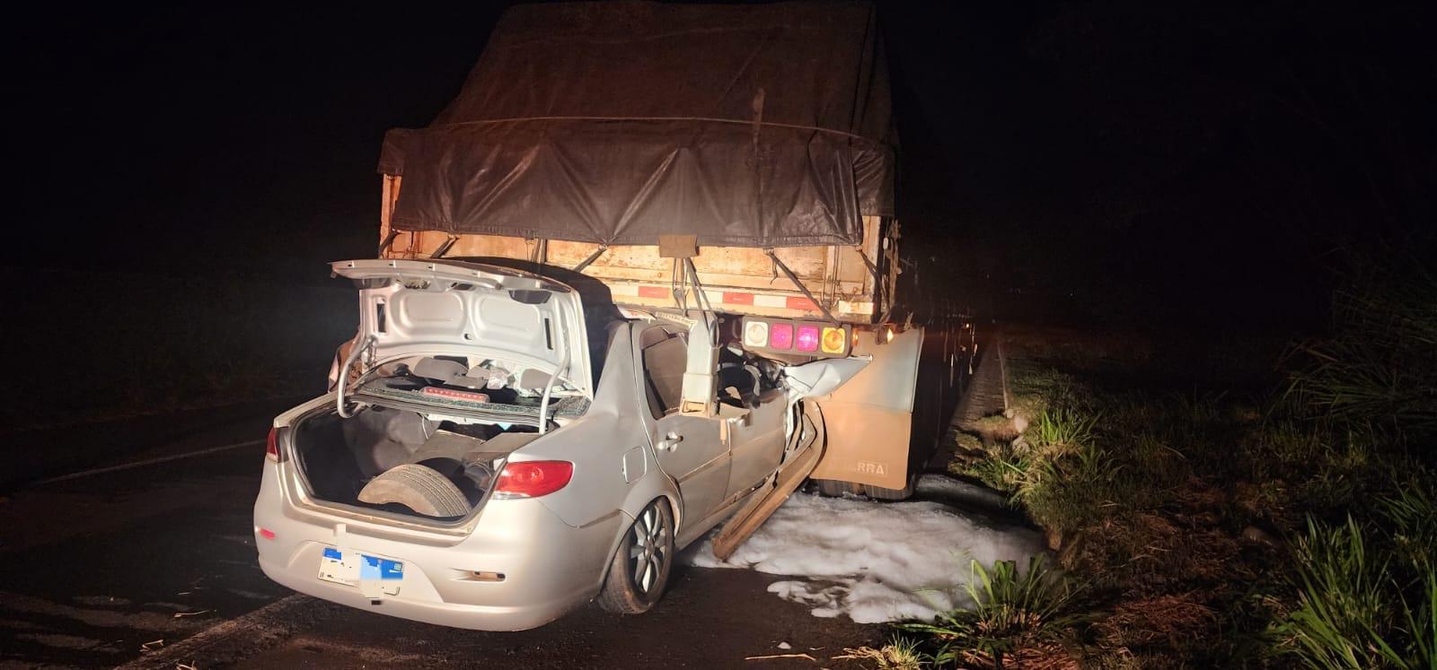 Carro bate na traseira de caminhão e motorista fica gravemente ferido