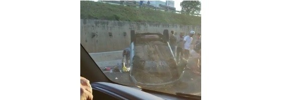 Capotamento de carro complica trânsito no Contorno Norte