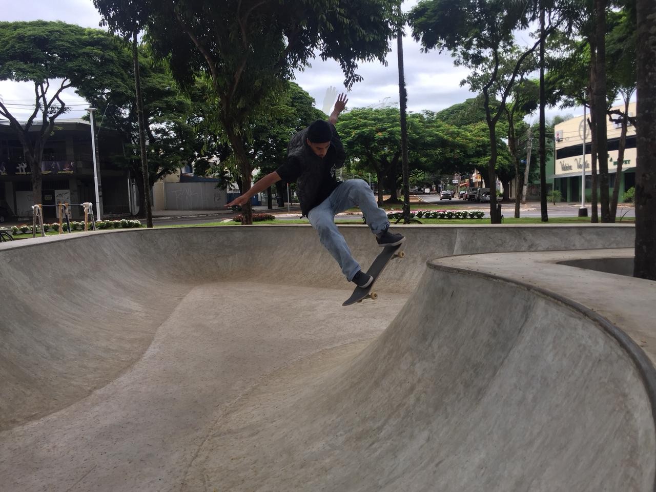 Antes da inauguração, skatistas testam nova pista