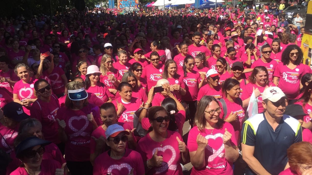 Vítimas de câncer de mama dão exemplo em caminhada contra doença