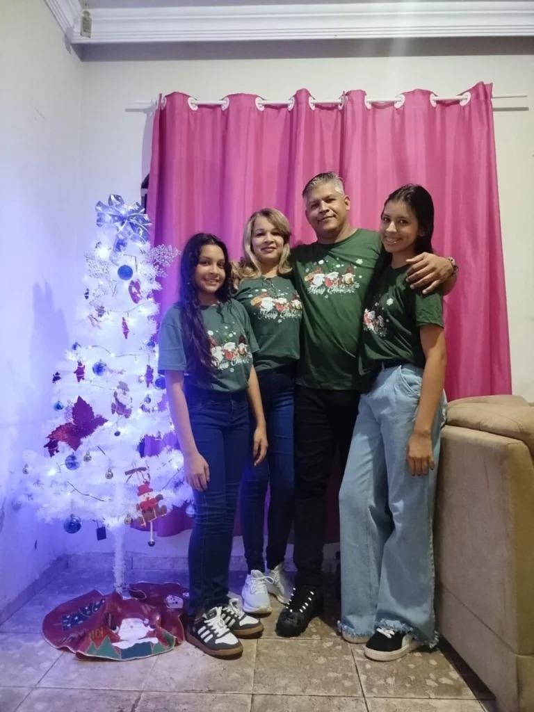 Hermes Martinez, ao lado da família, acompanha, de Maringá, as mudanças políticas na Venezuela e diz que sonha com um futuro diferente para as filhas na terra onde nasceu. | Foto: arquivo pessoal