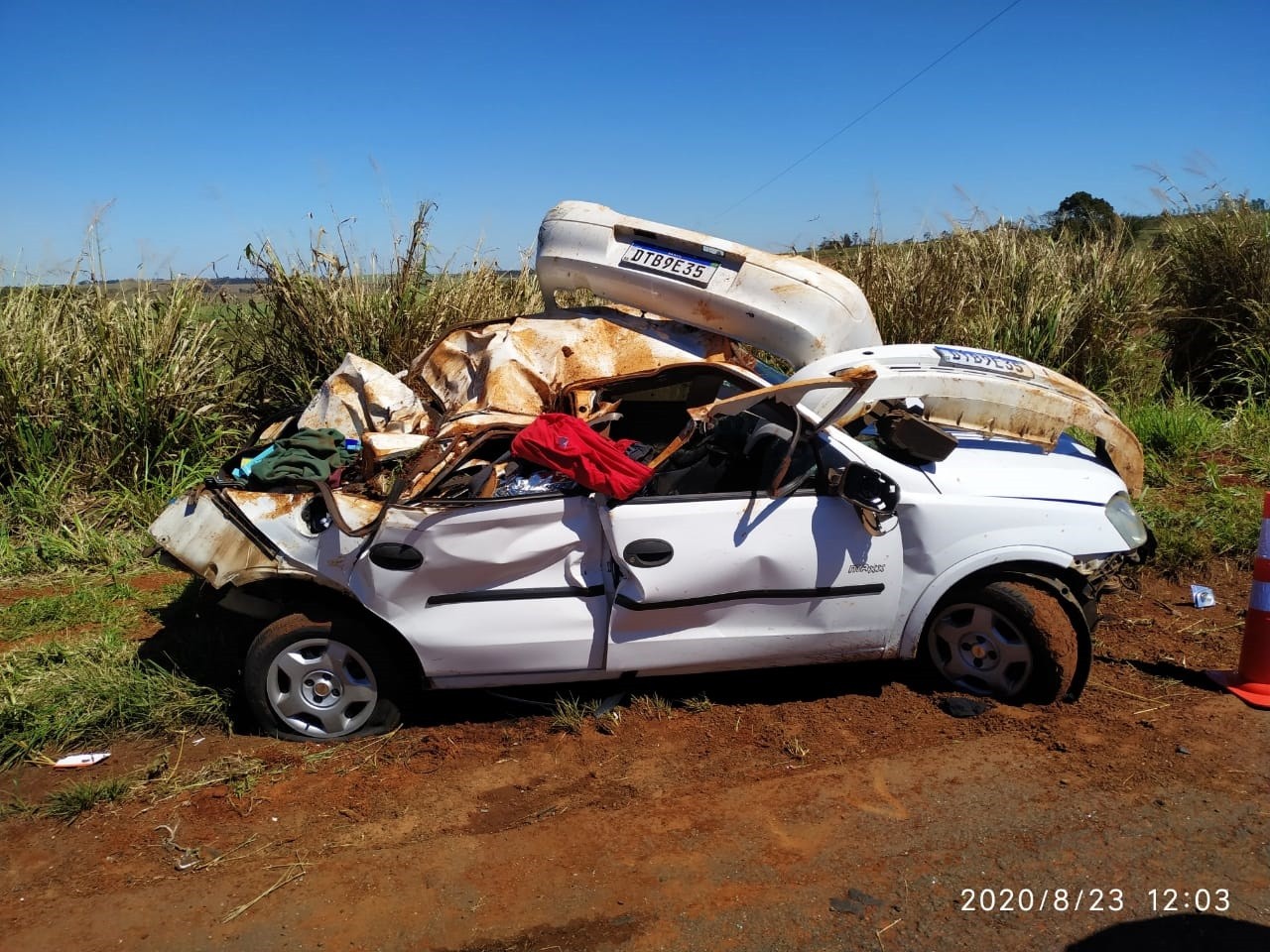 Carro é alvo de tiros na rodovia, capota e um passageiro morre