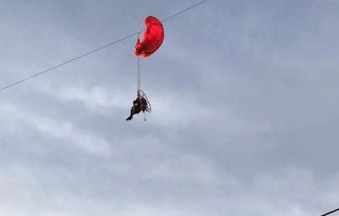 Resgate de homem preso com paramotor em fiação dura quatro horas
