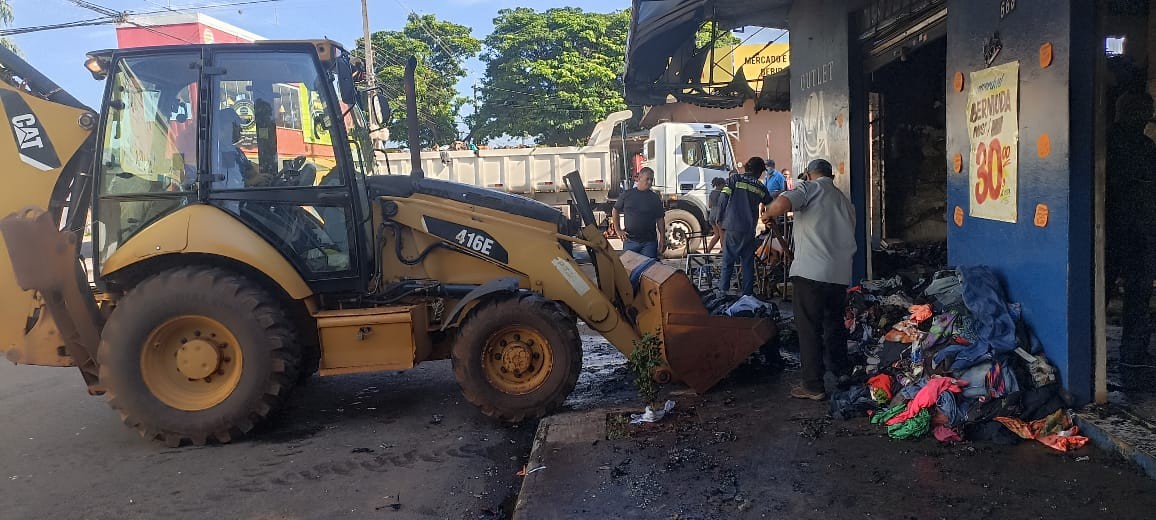 Em Paiçandu, loja de roupas fica completamente destruída após incêndio