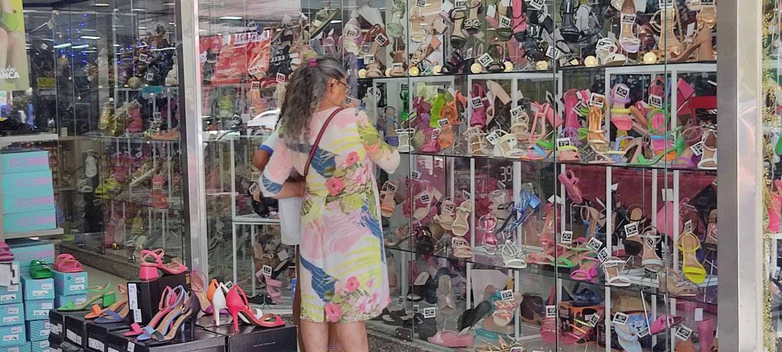 Procon de Maringá orienta consumidores sobre troca de presentes