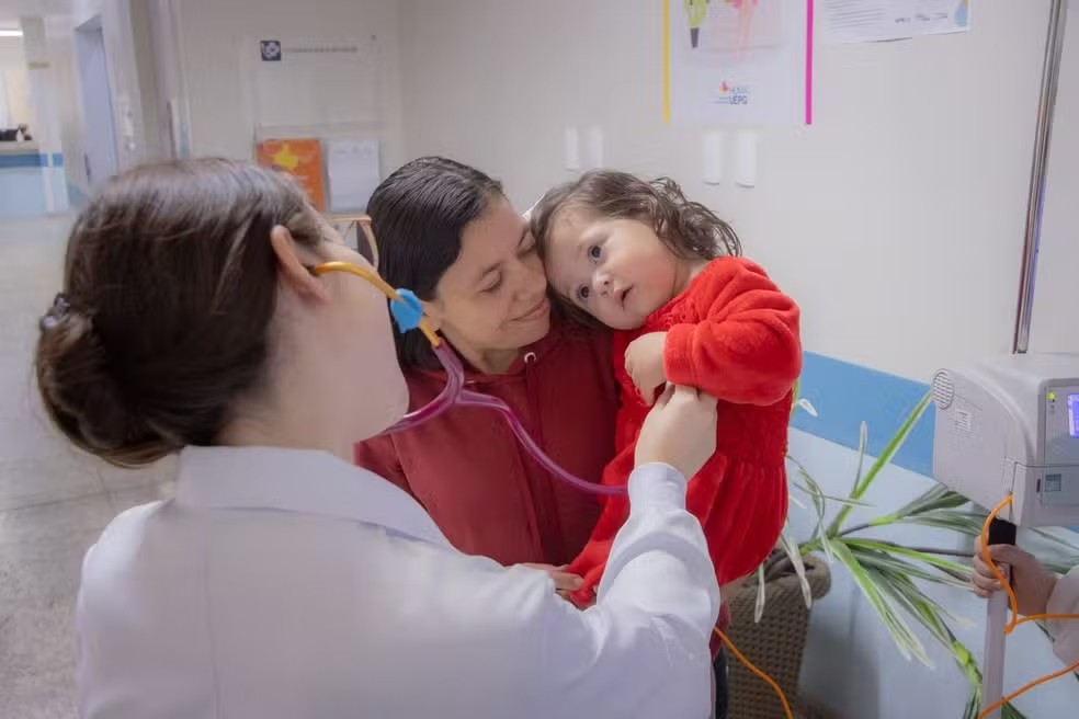 Após quase 500 dias internada, bebê com síndrome rara deixa hospital e vai para casa pela primeira vez