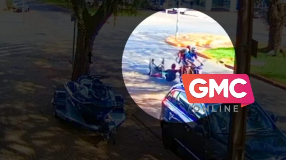 Cadeirante é flagrado pegando “carona” em moto e cai no meio da avenida em Maringá