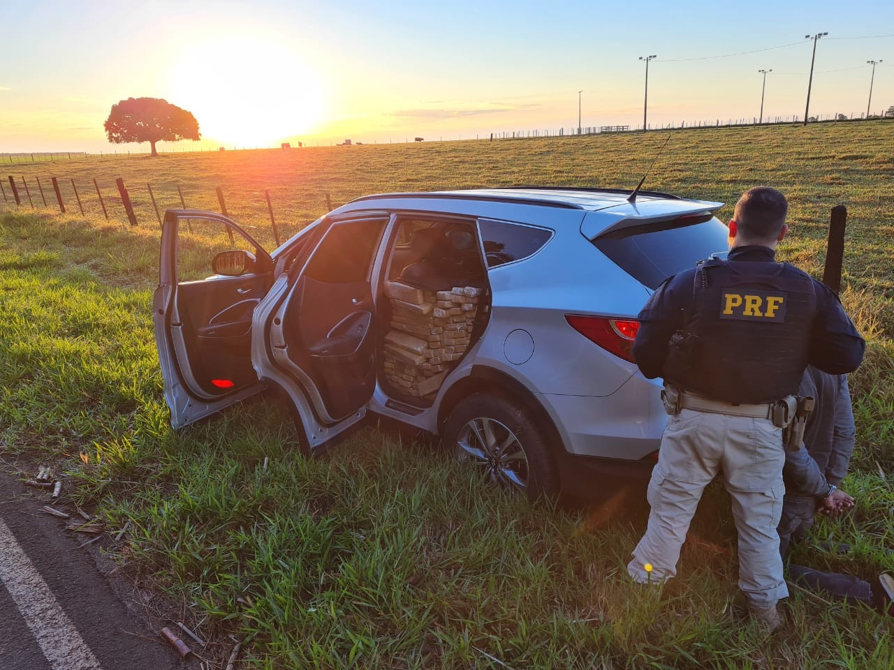 Após perseguição, polícia apreende mais de uma tonelada de maconha em veículo roubado