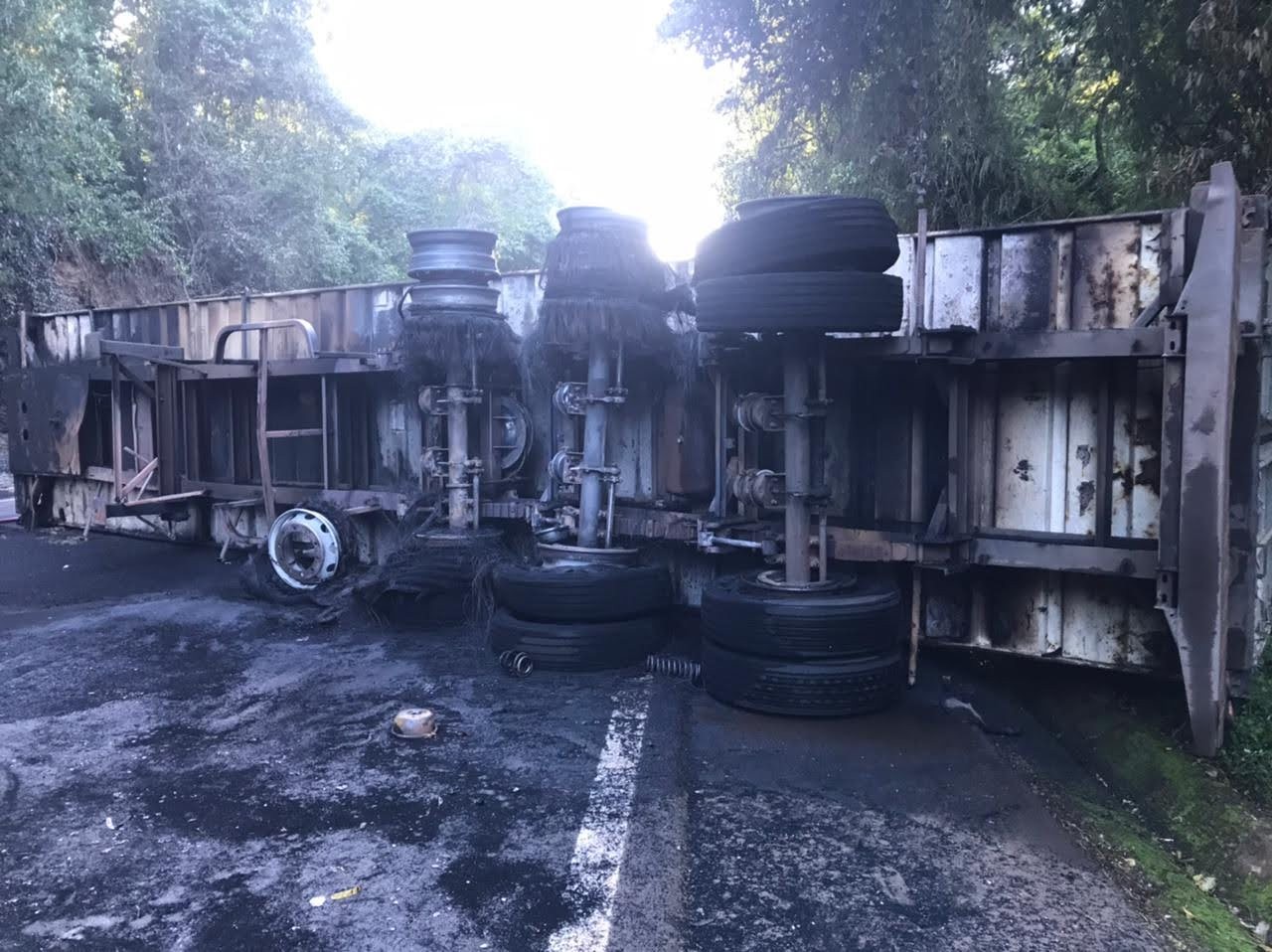 Carreta tomba e motorista morre carbonizado, BR-487 está interditada