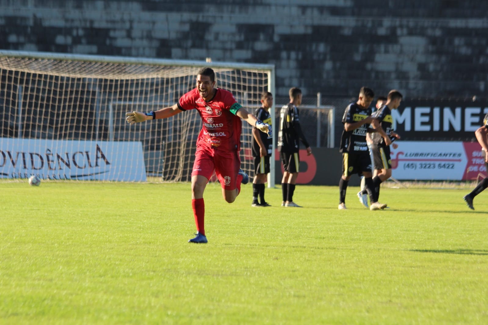 Goleiro do Maringá FC marca golaço de falta em jogo do Paranaense Sub-20