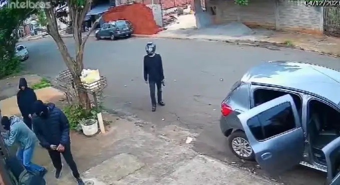 Imagens mostram grupo morto pela PM invadindo residência antes do confronto