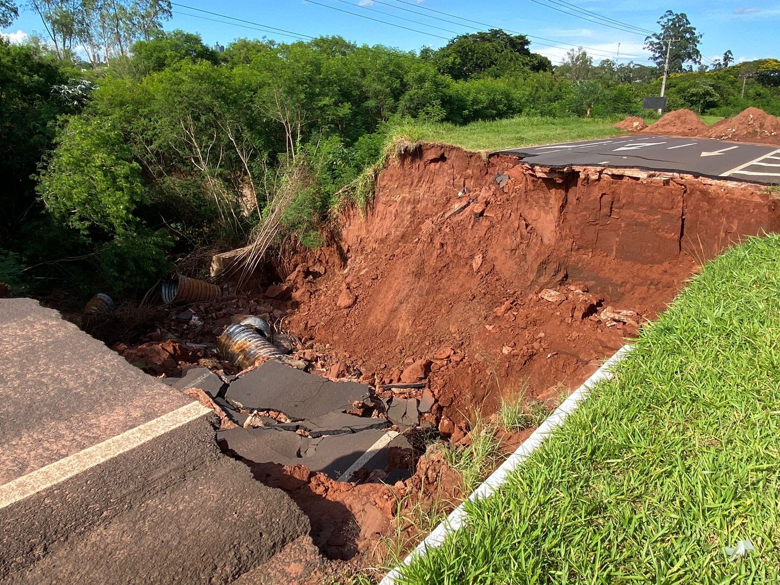 DER vai contratar uma empresa de forma emergencial para recuperar trecho da PR-323
