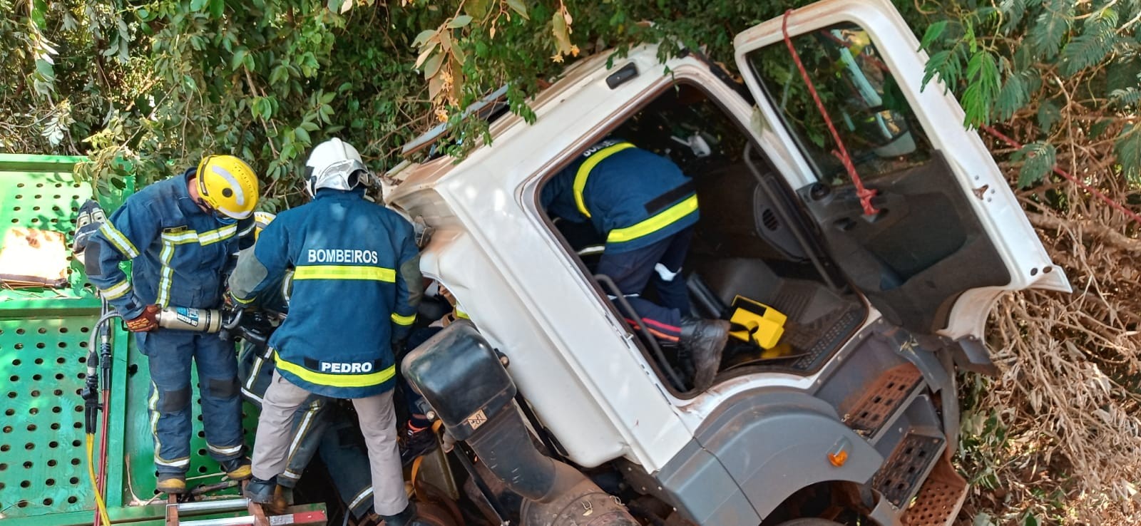 Caminhão cai em córrego entre Mandaguaçu e Ourizona