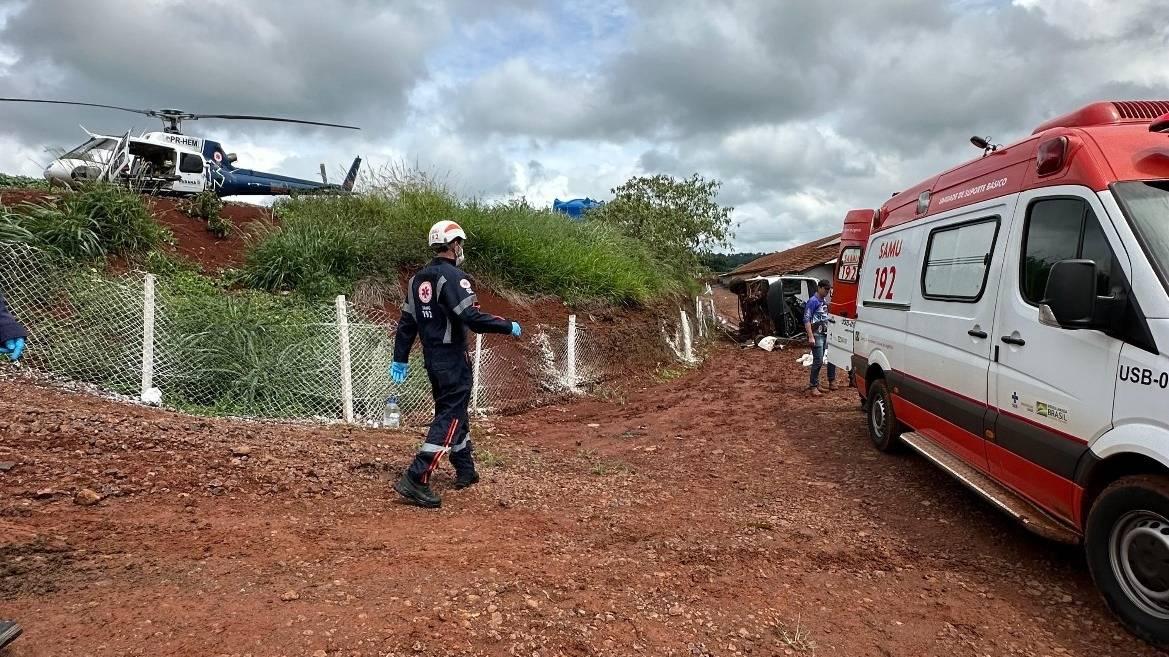 Micro-ônibus com 15 trabalhadores tomba em estrada rural de Céu Azul