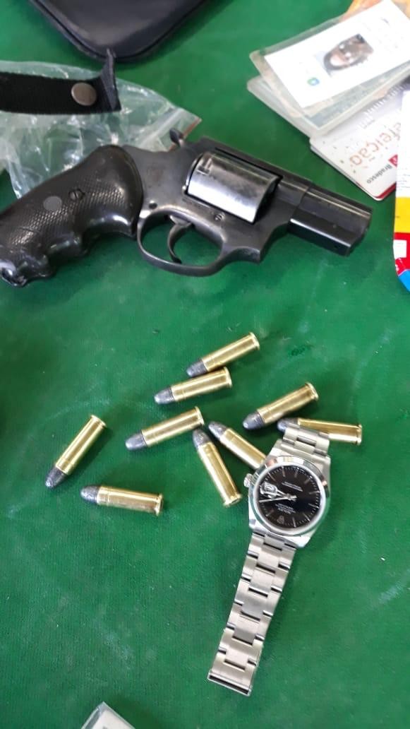 PM prende 4 homens após roubo de relógio Rolex em Maringá